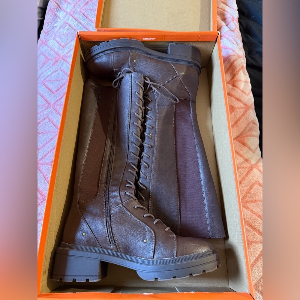Stylish Brown Lace-Up Boots for Women - Picture 3 of 15